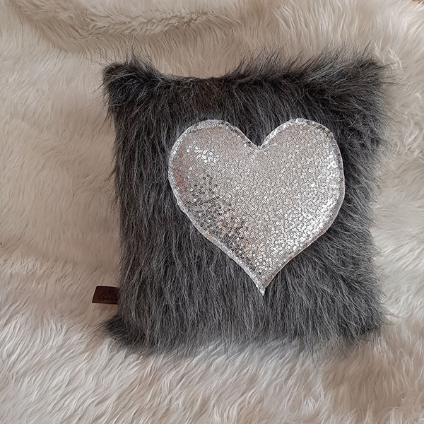 کوسن تیگران مفشوو مدل قلبی کد M3 مجموعه 3 عددی به همراه شال مبل