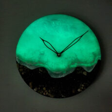 ساعت دیواری رزینی مدل شبتاب طرح دریا