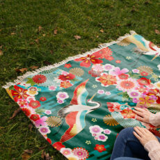 شال مبل طرح درنای خوش شانسی کد F2SH1010 سایز 180x100 سانتی متر