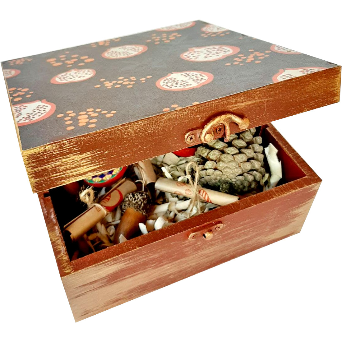 ست هدیه مدل شب یلدا کد YB12 مجموعه 17 عددی