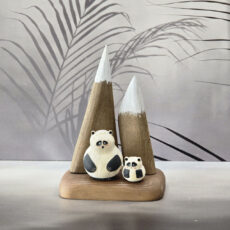 مجسمه چوبی مدل پاندا در کوهستان