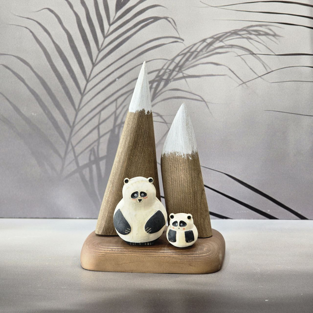 مجسمه چوبی مدل پاندا در کوهستان