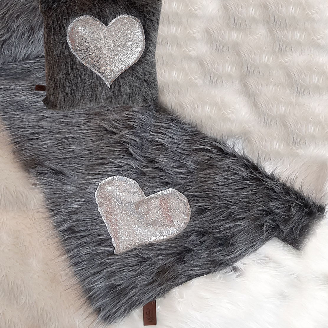 کوسن تیگران مفشوو مدل لاو به همراه شال مبل