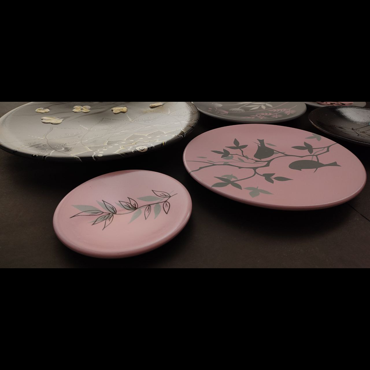 بشقاب دیوارکوب سفالی طرح مه نگار مدل 02 مجموعه 6 عددی