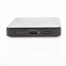 پاوربانک بی سیم 15 وات روموس مدل WSC05 131 ظرفیت 5000 میلی آمپرساعت