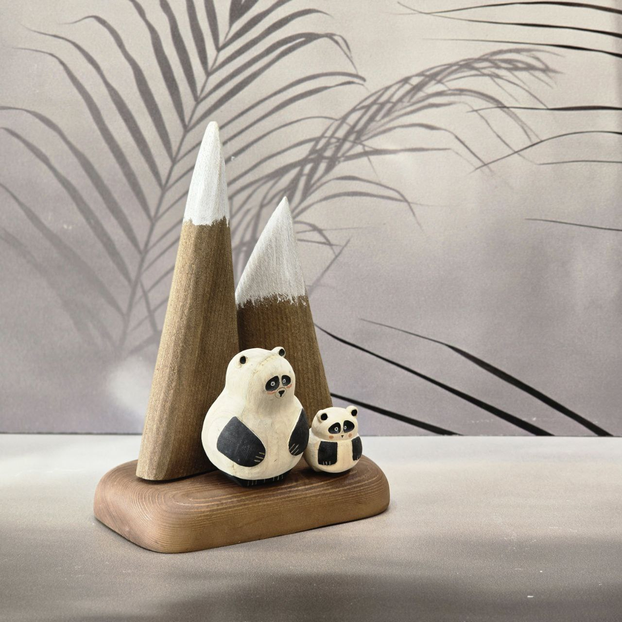 مجسمه چوبی مدل پاندا در کوهستان