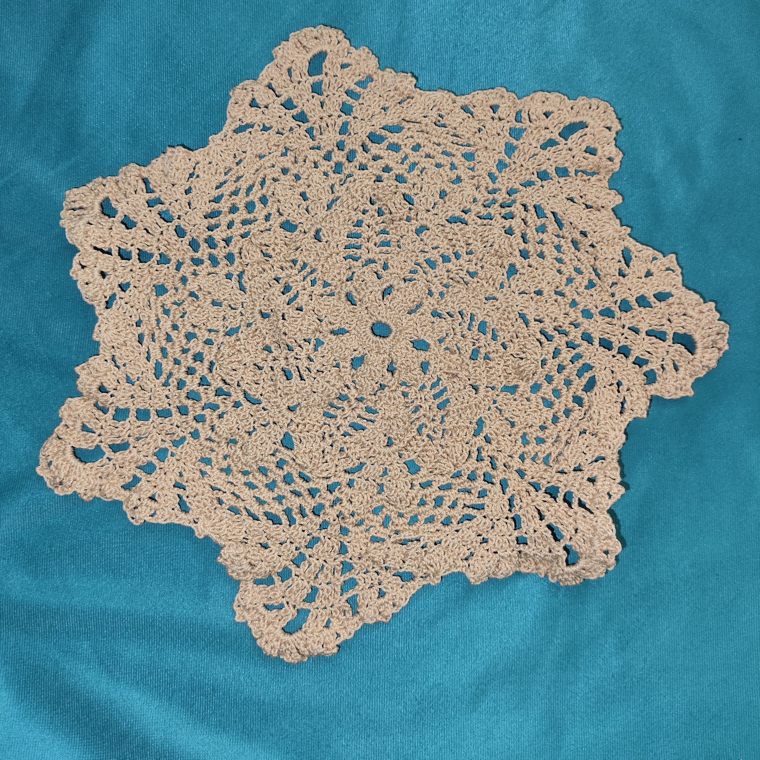 رومیزی قلاب بافی طرح گل 7 گلبرگی