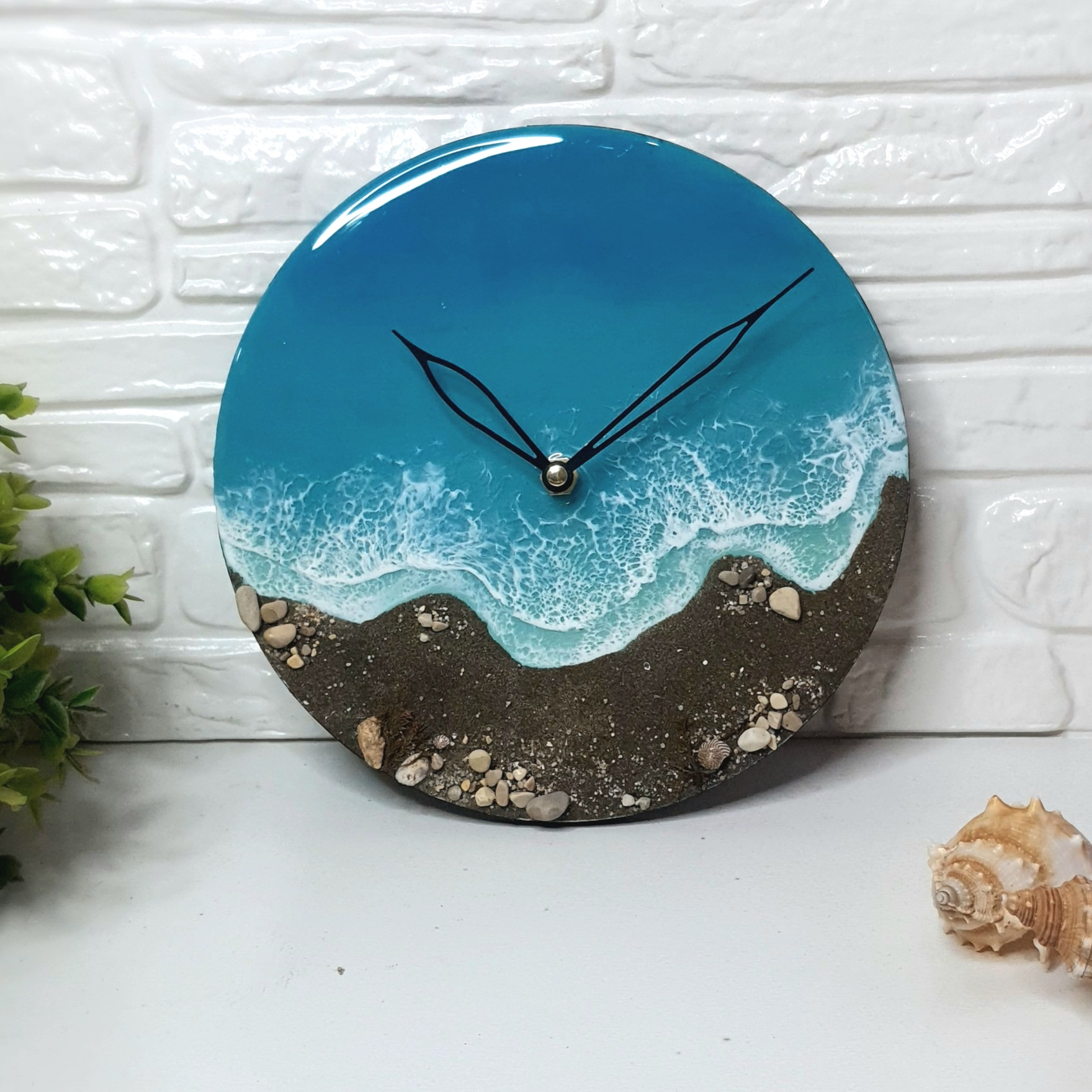 ساعت دیواری رزینی مدل شبتاب طرح دریا