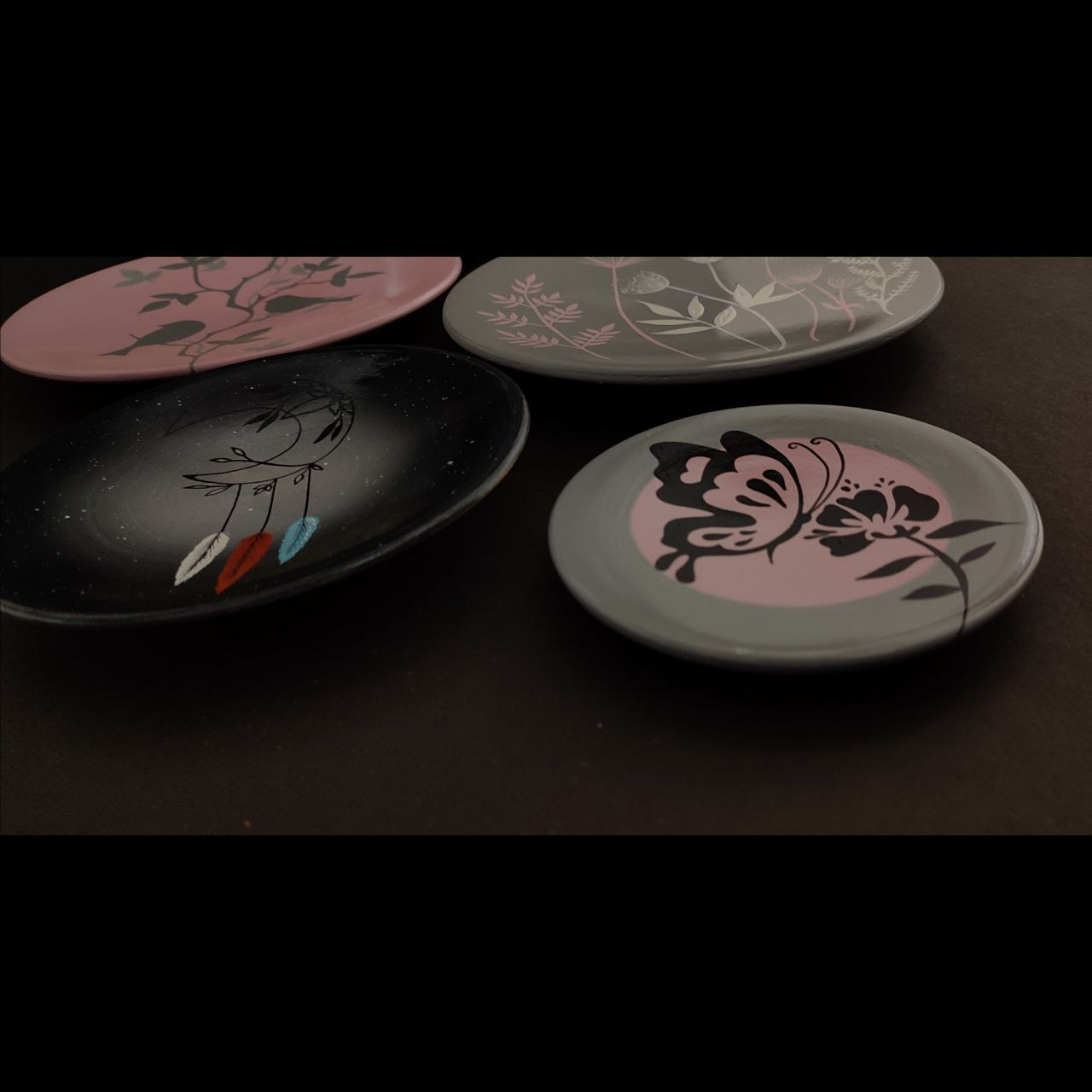 بشقاب دیوارکوب سفالی طرح مه نگار مدل 02 مجموعه 6 عددی