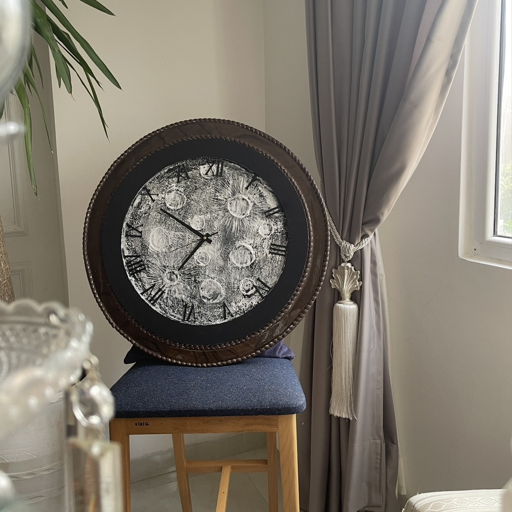 ساعت دیواری مدل ماه