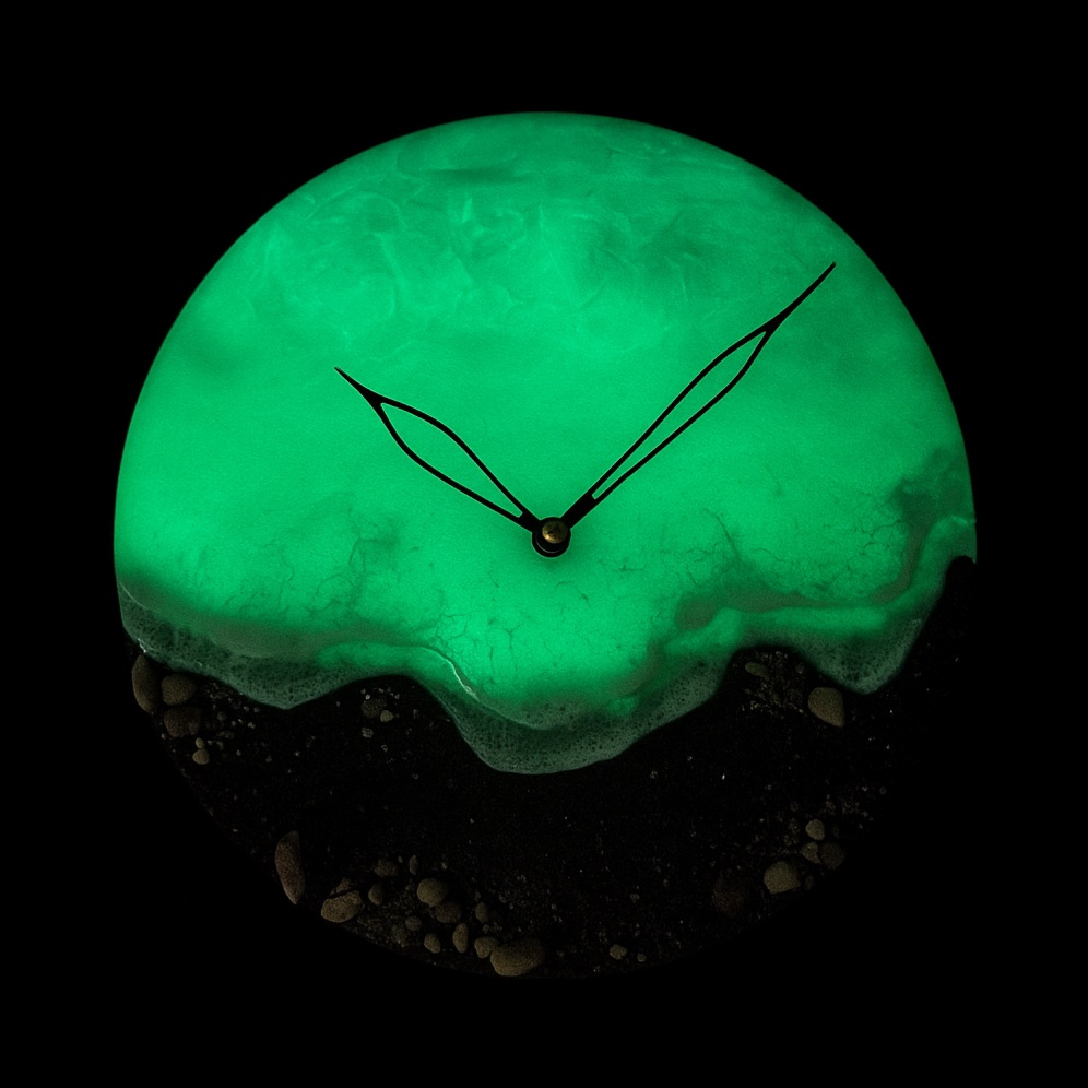 ساعت دیواری رزینی شبتاب طرح دریا و ساحل