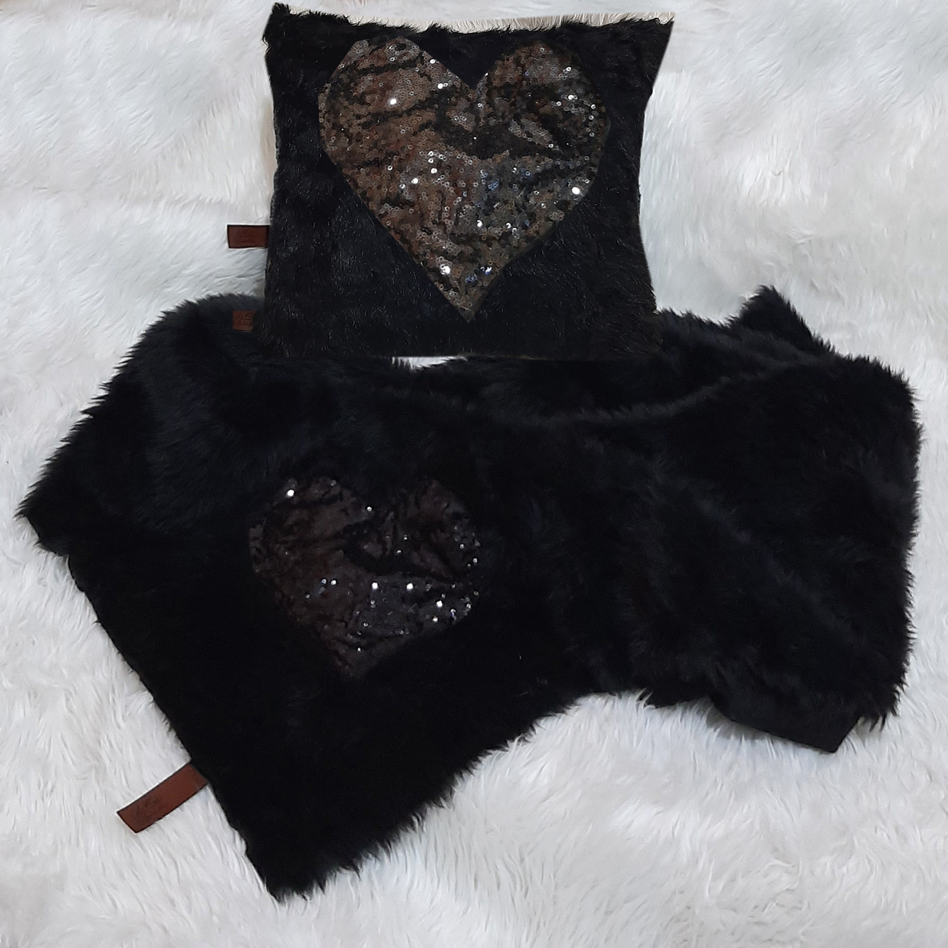 کوسن تیگران مفشوو مدل لاو به همراه شال مبل