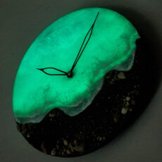 ساعت دیواری رزینی مدل شبتاب طرح دریا