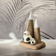 مجسمه چوبی مدل پاندا در کوهستان