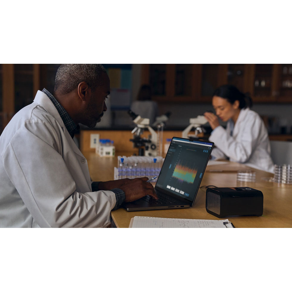 لپ تاپ 14.2 اینچی اپل مدل MacBook Pro MDE14 2025 LLA-M5-16GB RAM-1TB SSD