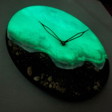 ساعت دیواری رزینی مدل شبتاب طرح دریا