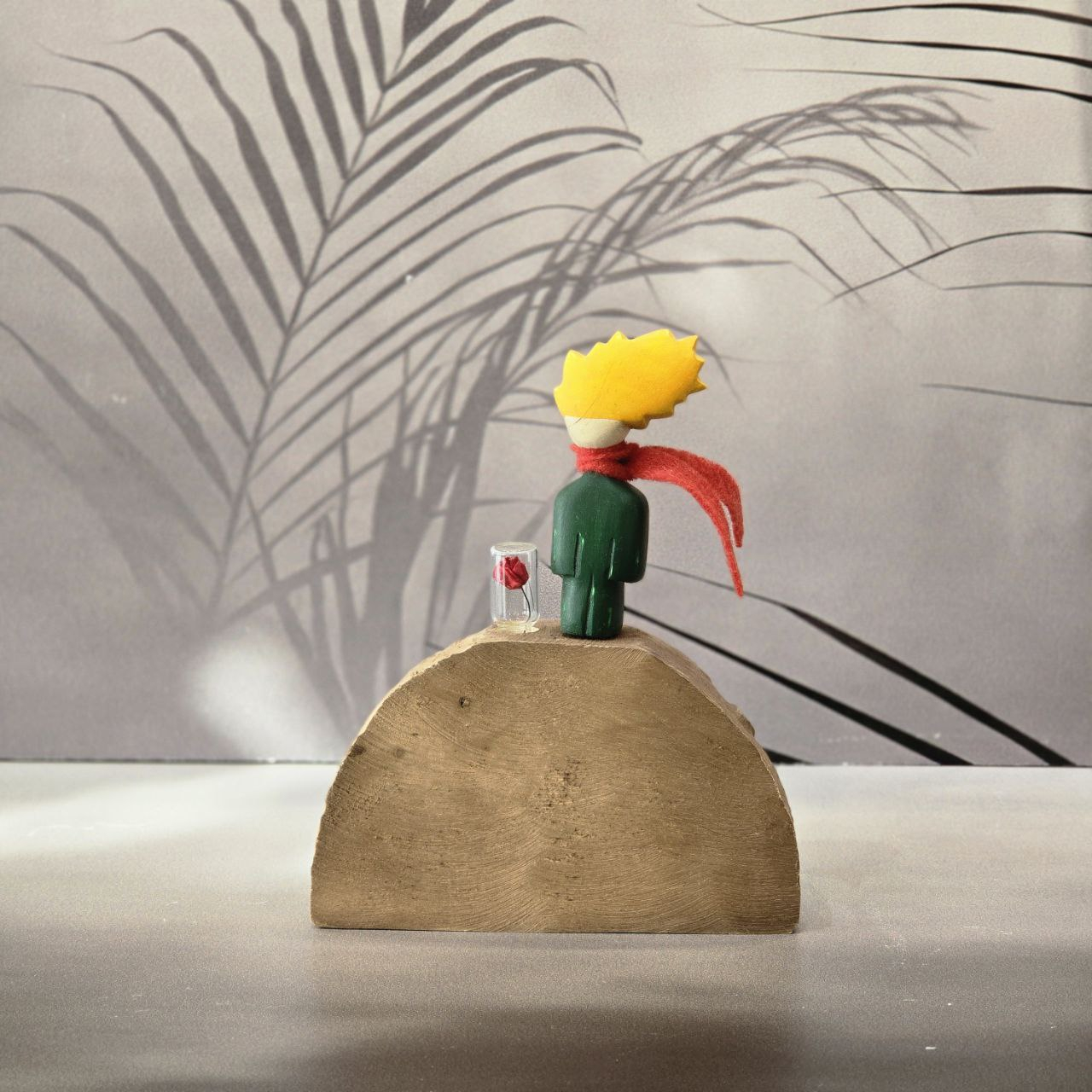 مجسمه چوبی مدل شازده کوچولو روی سیاره