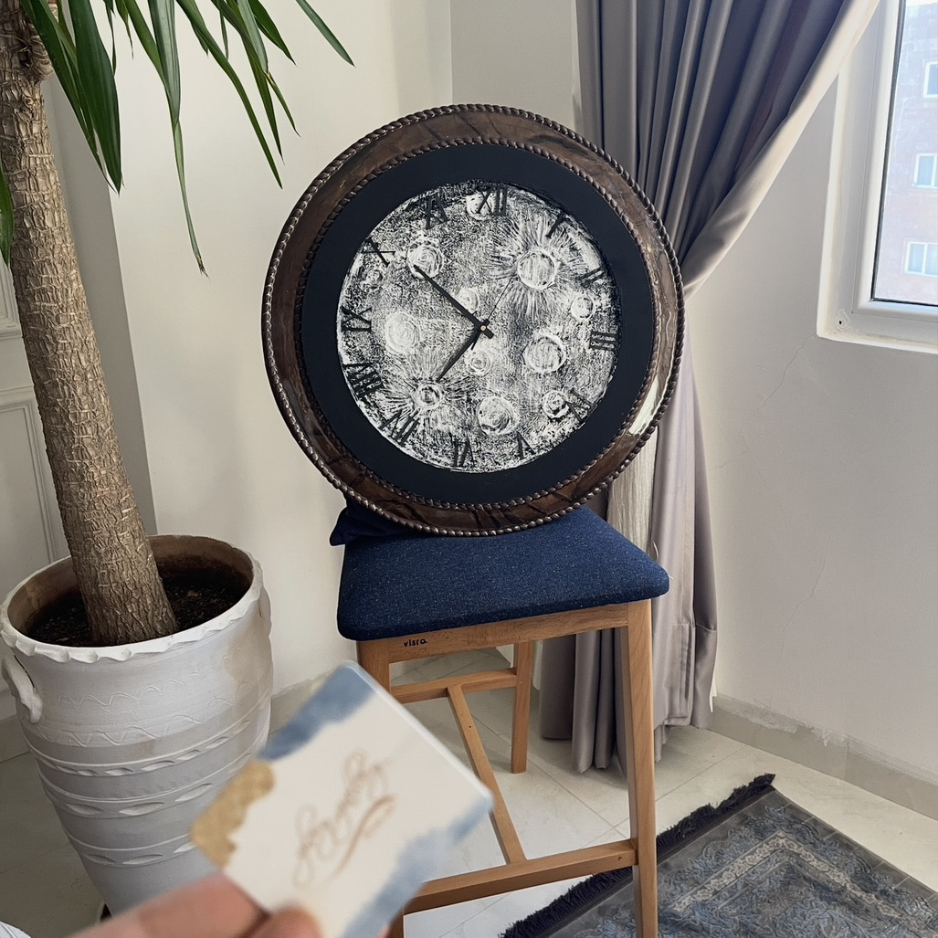 ساعت دیواری مدل ماه