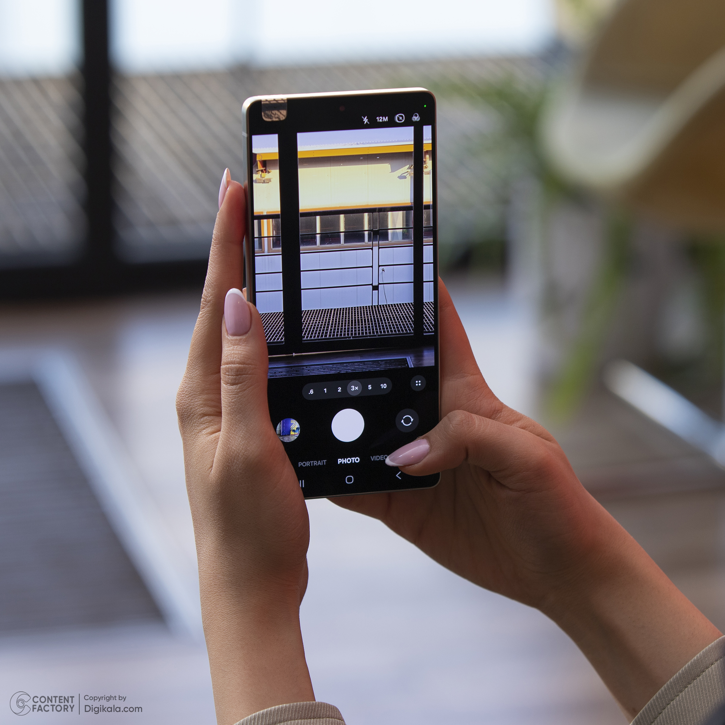 گوشی موبایل سامسونگ مدل Galaxy S25 Ultra دو سیم کارت ظرفیت 256 گیگابایت و رم 12 گیگابایت - پک ویتنام - به همراه شارژر 45 وات سامسونگ