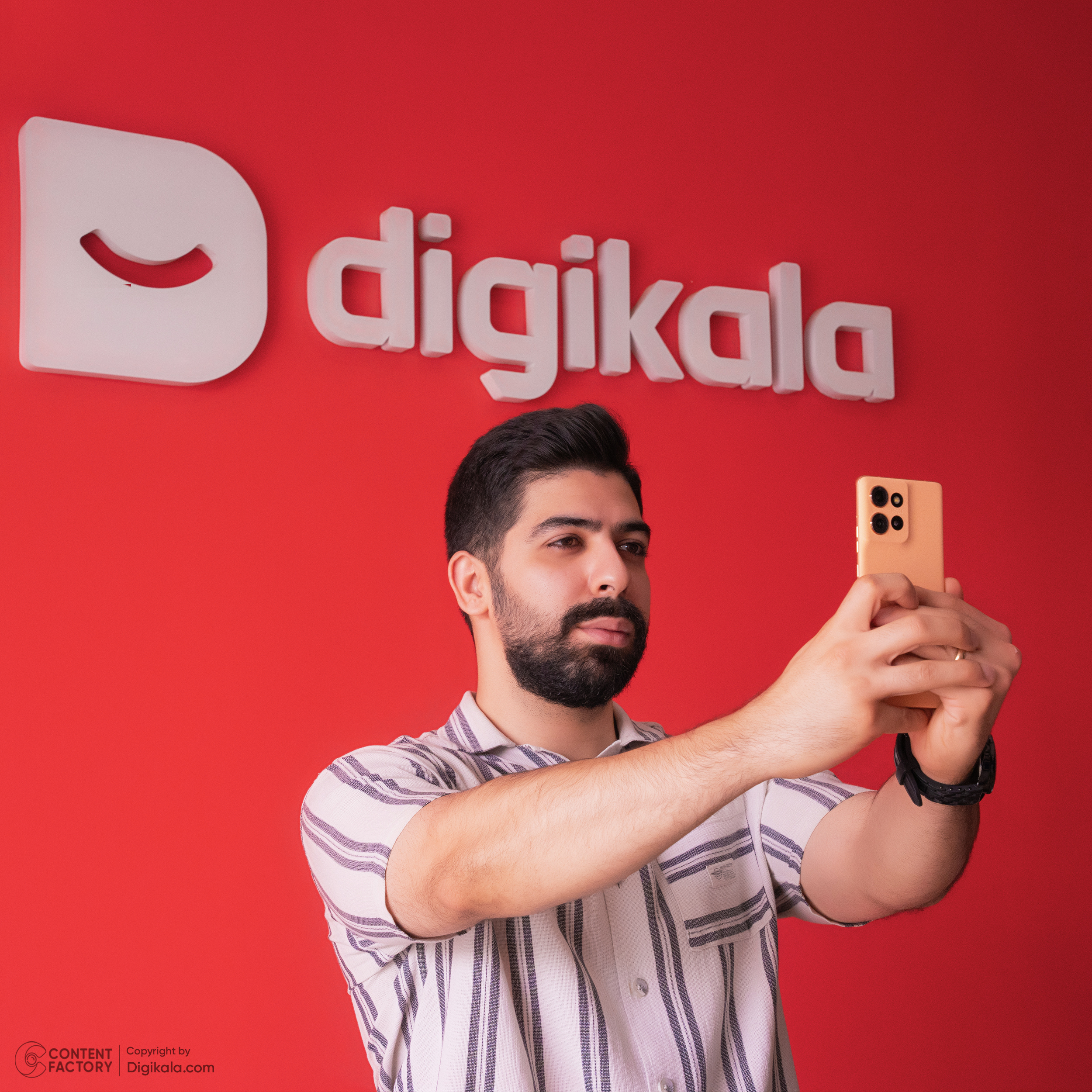 گوشی موبایل موتورولا مدل Edge 50 دو سیم کارت ظرفیت 512 گیگابایت و رم 12 گیگابایت - به همراه هدیه هدفون بلوتوثی موتورولا مدل Moto Buds