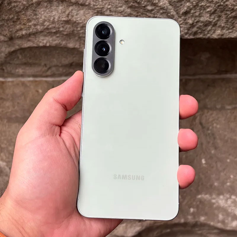 گوشی موبایل سامسونگ مدل Galaxy A56 دو سیم کارت ظرفیت 256 گیگابایت و رم 8 گیگابایت - ویتنام - به همراه هدیه هدفون بلوتوثی انکر مدل Soundcore R50i و قاب ژلهای شفاف