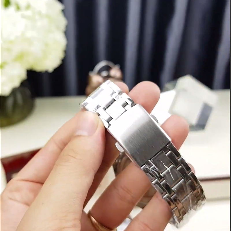 ساعت مچی عقربه‌ای کوارتز مردانه اسکمی مدل 9069BK به همراه دستبند