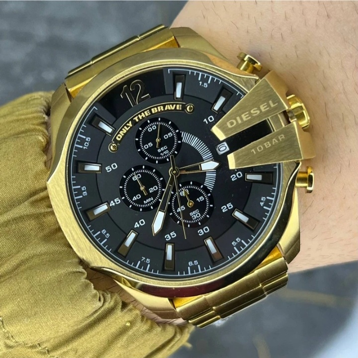 ساعت مچی عقربهای مردانه کوارتز مدل دیزل شاختدار بند طلایی