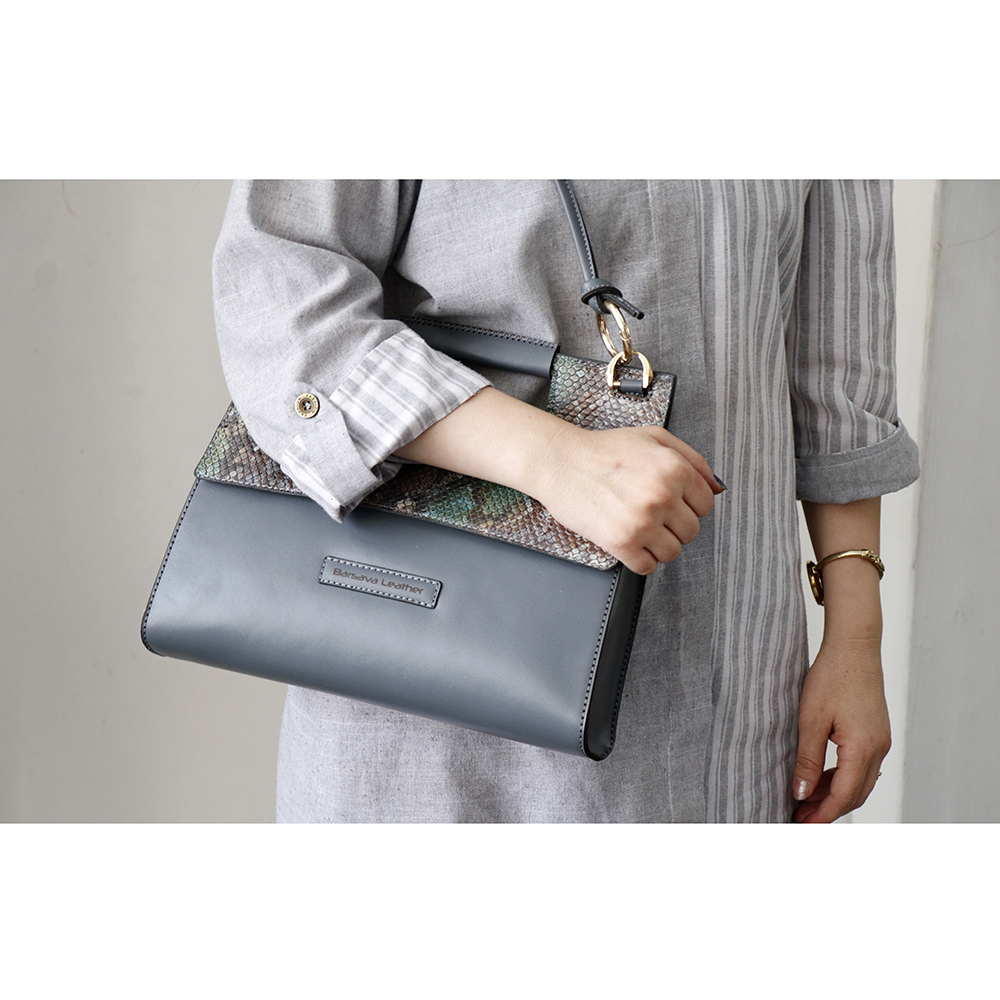 کیف رودوشی زنانه چرم بارثاوا مدل 1382