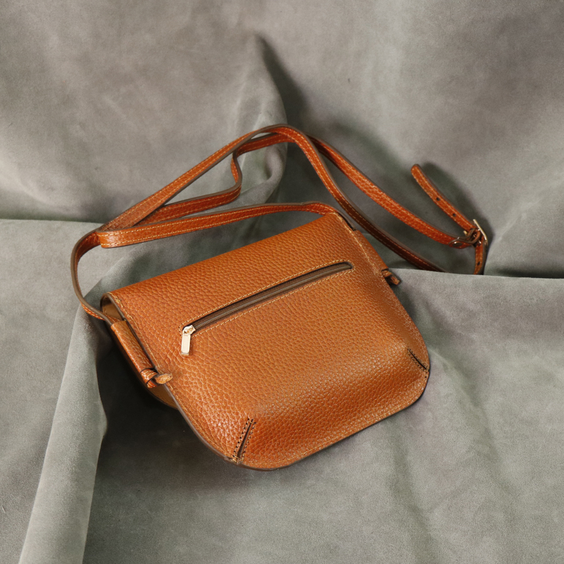 کیف دوشی زنانه چرم بارثاوا مدل 1261