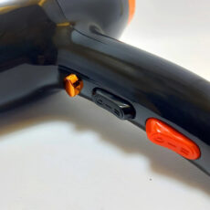 سشوار حرفه‌ای مدل 9000w، موتور AC با توان مصرفی 9000 وات، دارای قابلیت تعویض سری و فناوری تولید یون، دارای دسته ارگونومیک، با حالت صاف‌کننده و حجم‌دهنده، وزن 580 گرم، تنظیم حرارت 3 حالته و کنترل سرعت 2 حالته، به همراه 1 عدد سری متمرکزکننده باریک