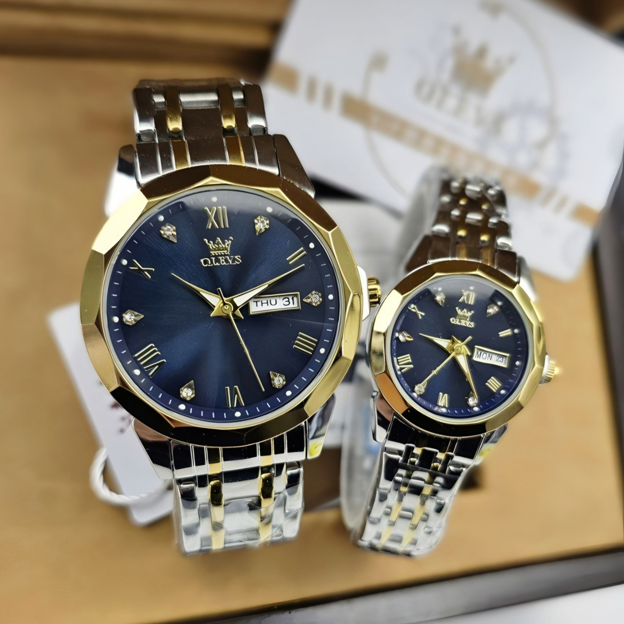 ست ساعت مچی عقربه‌ای کوارتز زنانه و مردانه اُ لِوز مدل تک موتوره دی دیت بند استیل قفل مخفی کد a1