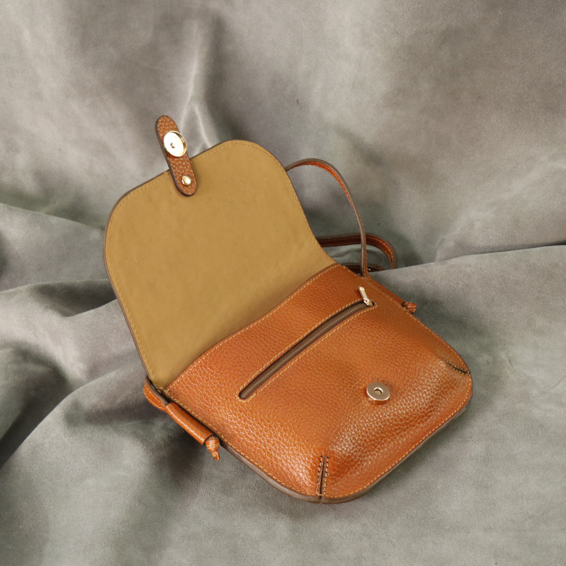 کیف دوشی زنانه چرم بارثاوا مدل 1261