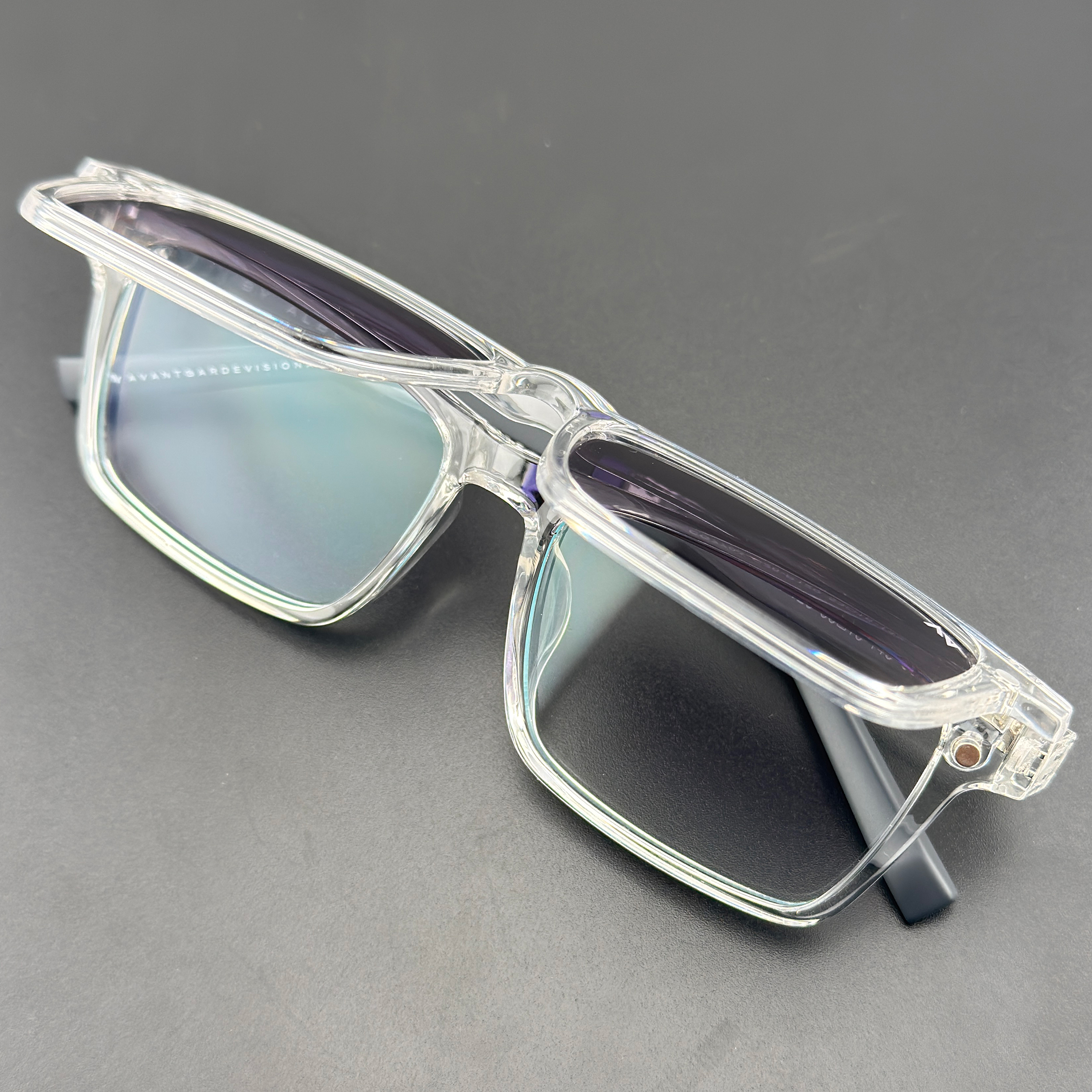 فریم عینک طبی آلبرت وگ مدل CG7703C26P120 Polarized Double Switch مناسب برای انواع صورت به همراه کاور آفتابی