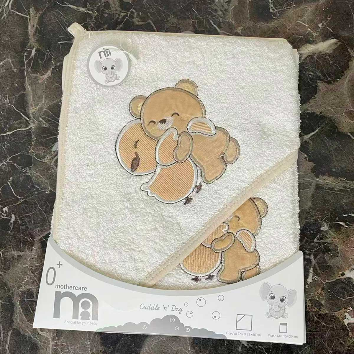 ست حوله نوزادی مادرکر طرح گلدوزی مدل Bear and chick hugging به همراه لیف