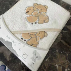 ست حوله نوزادی مادرکر طرح گلدوزی مدل Bear and chick hugging به همراه لیف