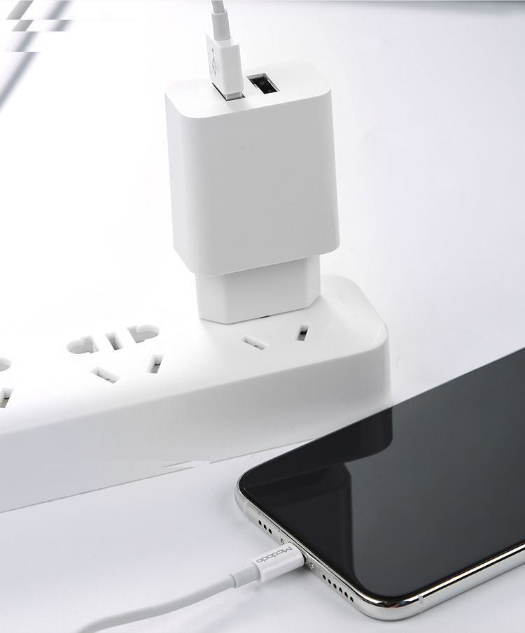 شارژر دیواری مک دودو مدل CH-6720 به همراه کابل تبدیل لایتنینگ