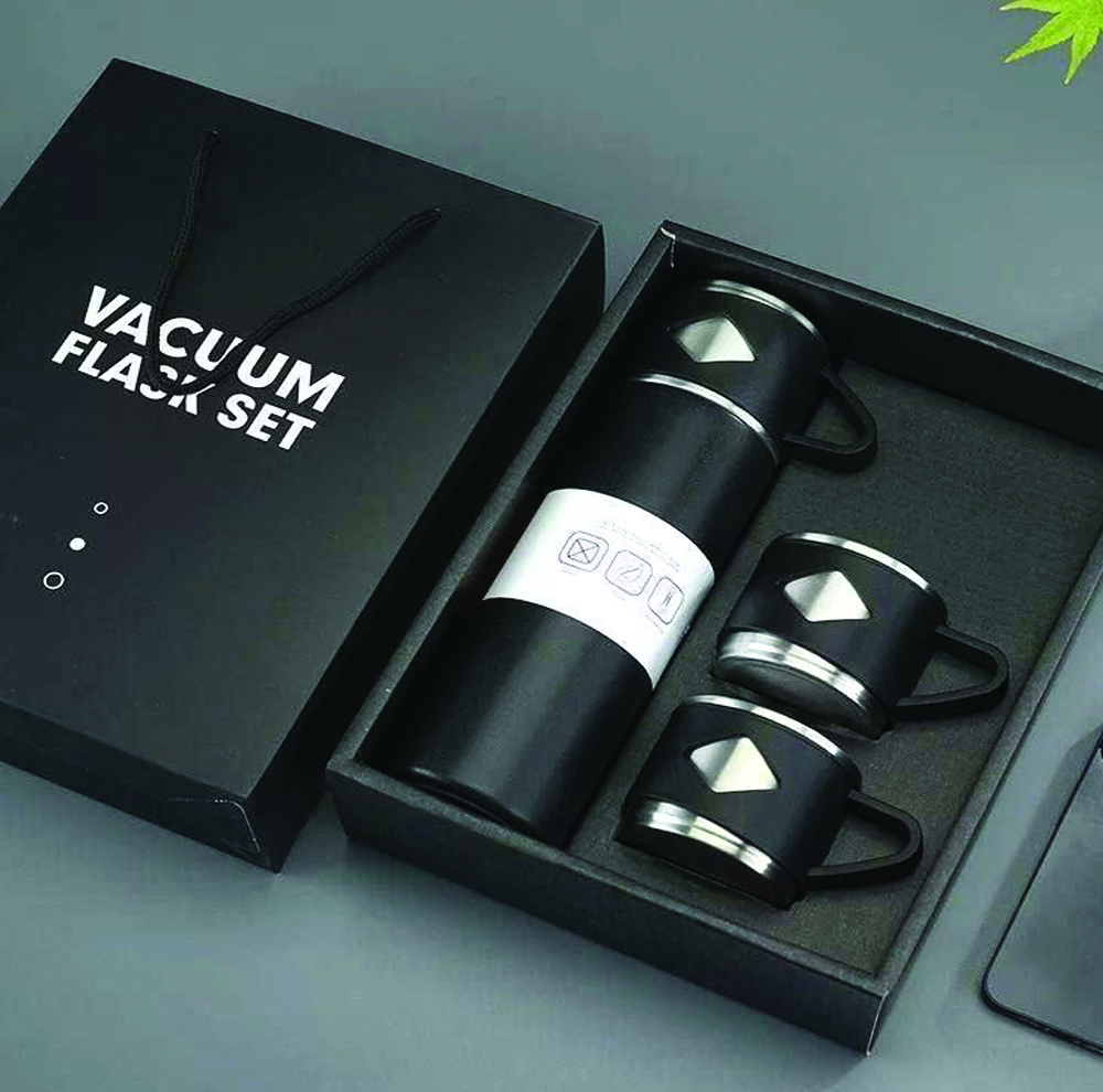 فلاسک مدل کادویی VACUUM FLASK SET گنجایش 0.5 لیتر به همراه لیوان مجموعه 3 عددی