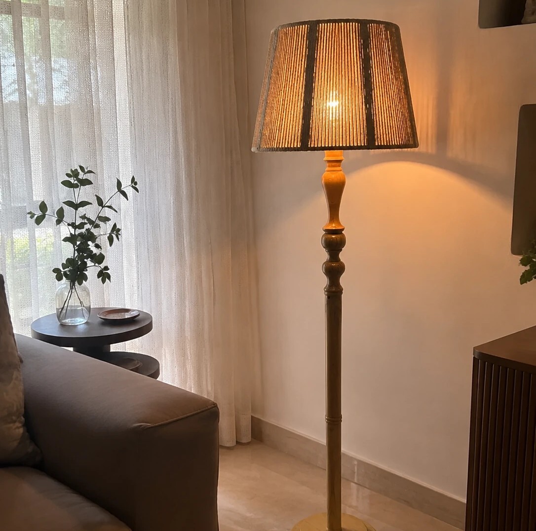 آباژور ایستاده چوبی خراطی مدل مخروطی مکرومه