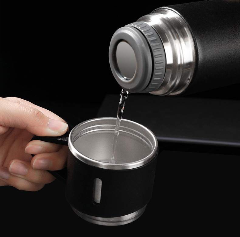 فلاسک مدل vacuum گنجایش 0.5 لیتر به همراه لیوان سفری بسته 3 عددی