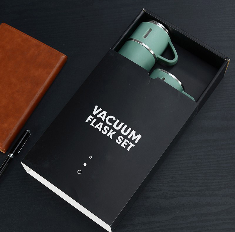 فلاسک مدل gift گنجایش 0.5 لیتر به همراه لیوان سفری بسته 2 عددی