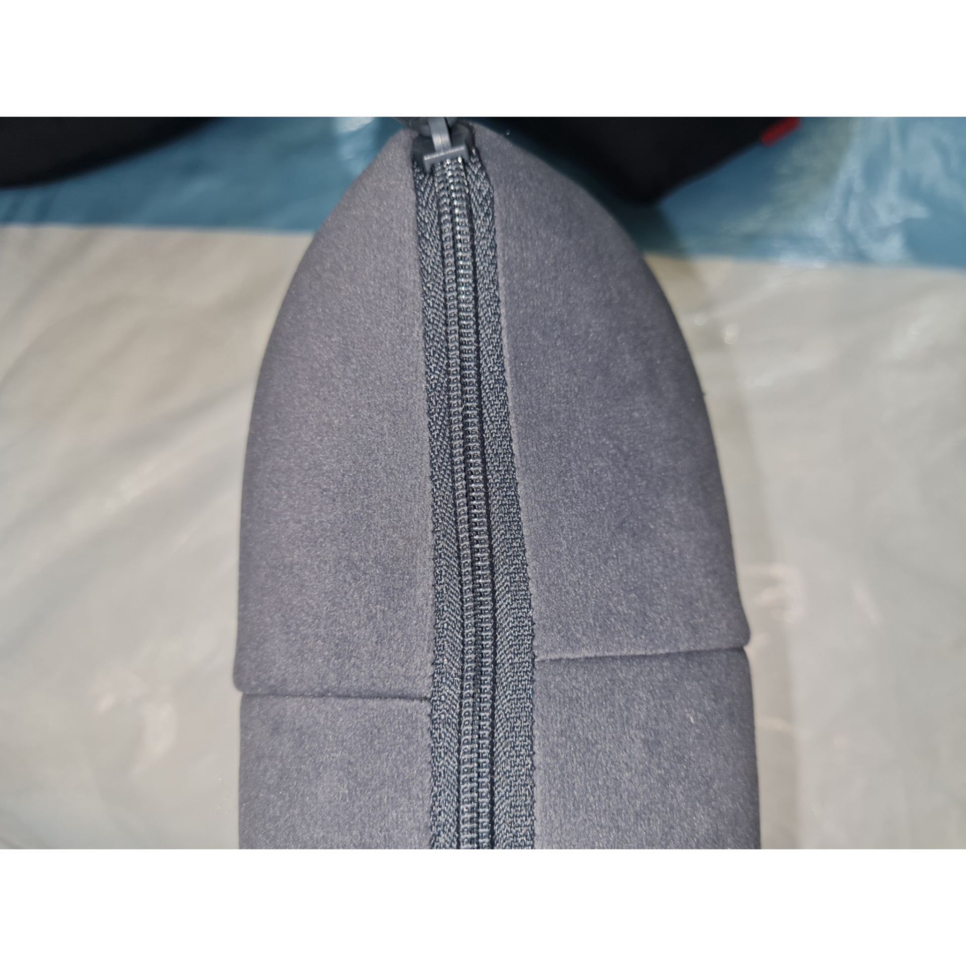 بالش دور گردنی طبی مدل پارچه ای زیپ دار
