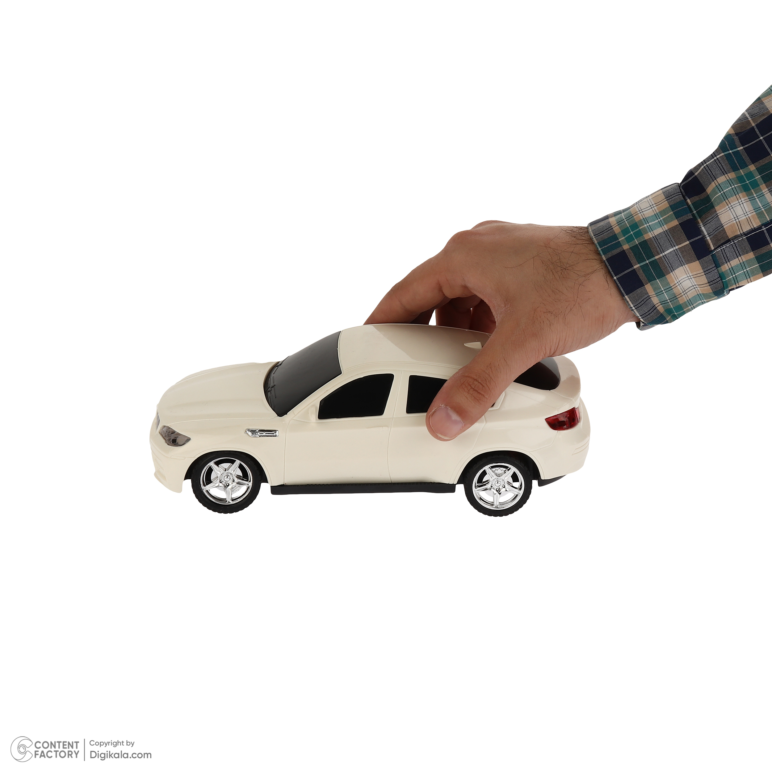 ماشین بازی کنترلی مدل سواری طرح BMW دارای چراغ و قابلیت حرکت در چهار جهت جلو، عقب، چپ و راست، بدنه پلاستیکی سبک و ابعاد 150x70x100 میلیمتر