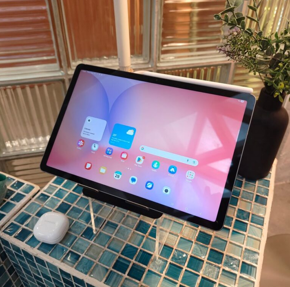 تبلت 10.9 اینچ سامسونگ مدل Galaxy Tab S10 Lite 5G با ظرفیت 128 گیگابایت و رم 6 گیگابایت، قابلیت پشتیبانی از سیم کارت، رزولوشن دوربین اصلی ۸ مگاپیکسل، پشتیبانی از قلم، به همراه شارژر دیواری 25 وات سامسونگ مدل EP-TA800