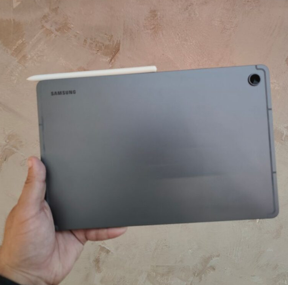 تبلت 10.9 اینچ سامسونگ مدل Galaxy Tab S10 Lite 5G با ظرفیت 128 گیگابایت و رم 6 گیگابایت، قابلیت پشتیبانی از سیم کارت، رزولوشن دوربین اصلی ۸ مگاپیکسل، پشتیبانی از قلم، به همراه شارژر دیواری 25 وات سامسونگ مدل EP-TA800
