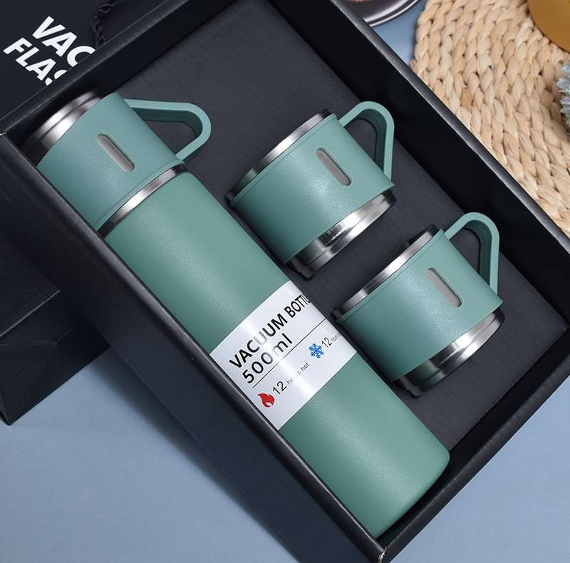 فلاسک مدل vacuum گنجایش 0.5 لیتر به همراه لیوان سفری بسته 3 عددی