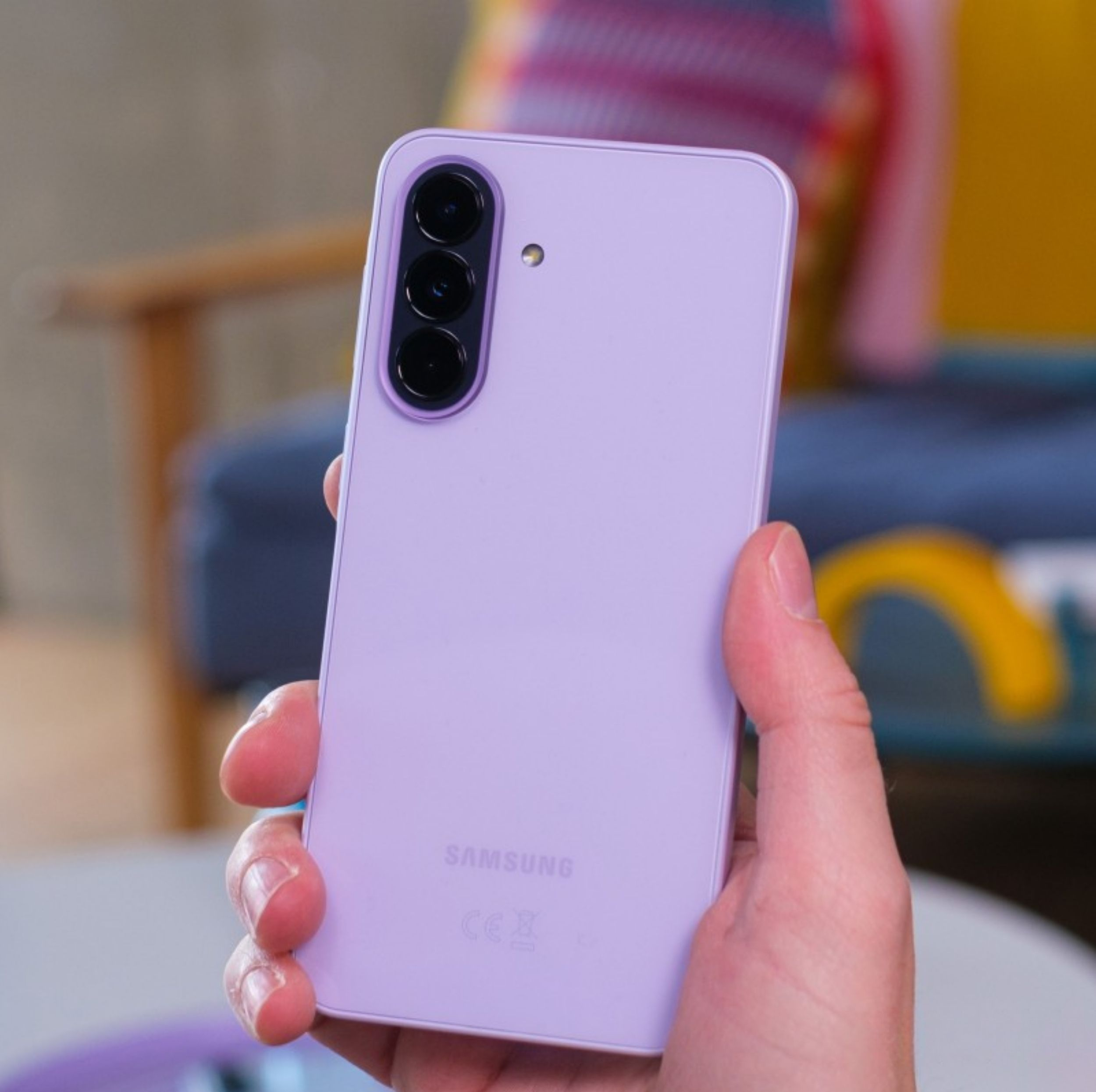 گوشی موبایل سامسونگ مدل Galaxy A37 دو سیمکارت ظرفیت 256 گیگابایت و رم 8 گیگابایت - ویتنام - به همراه شارژر 25 وات سامسونگ