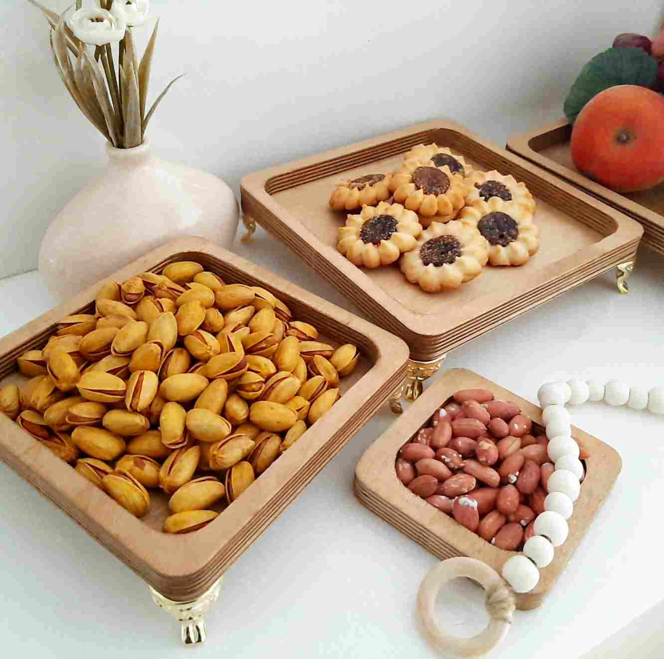 ظرف سرو چوبی پایه‌دار مدل ply05 مجموعه 5 عددی از چوب روس باکیفیت، ضدآب و بادوام مناسب آجیل‌خوری، میوه‌خوری و شکلات‌خوری، قابلیت شست‌وشو با دست و استفاده در میهمانی و پذیرایی
