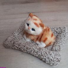 عروسک مدل گربه خوابیده روی تشک کد 02 طول 20 سانتی متر