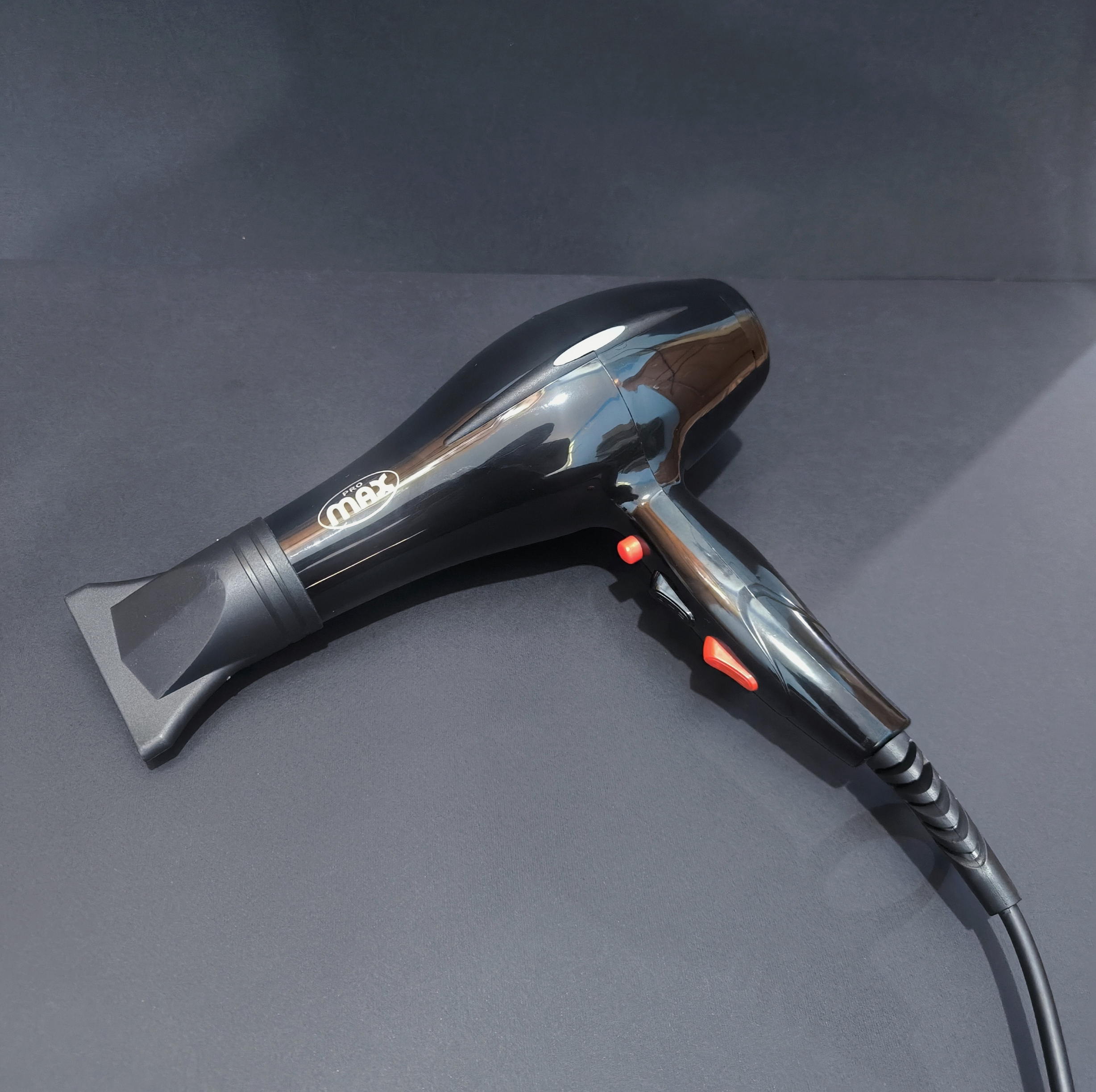 سشوار حرفه ای مکس پرو مدل 8889، با موتور DC، توان 9000 وات، وزن 650 گرم، تنظیم دما در سه حالت و تنظیم سرعت در دو حالت، همراه با متمرکزکننده باریک