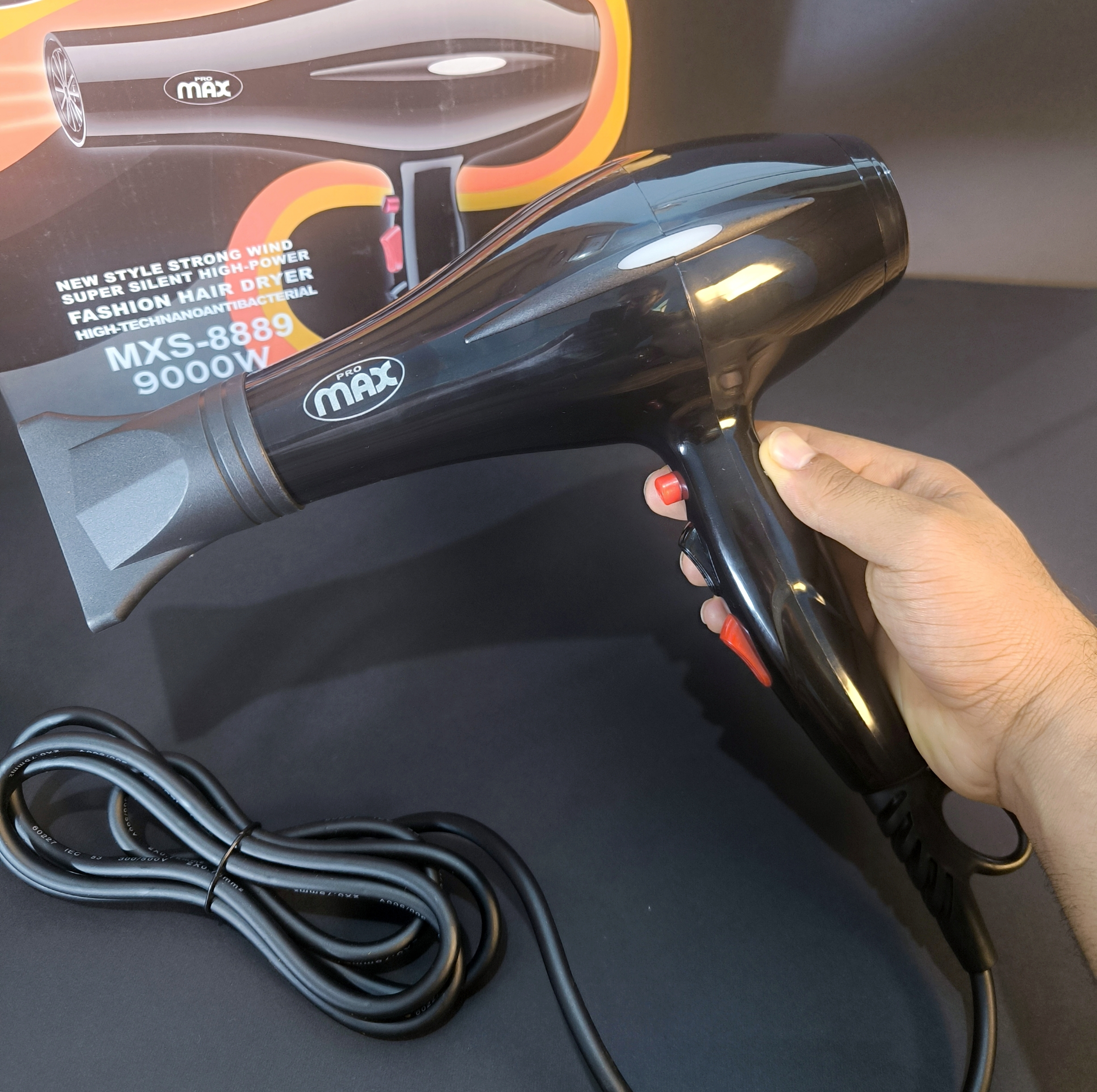 سشوار حرفه ای مکس پرو مدل 8889، با موتور DC، توان 9000 وات، وزن 650 گرم، تنظیم دما در سه حالت و تنظیم سرعت در دو حالت، همراه با متمرکزکننده باریک